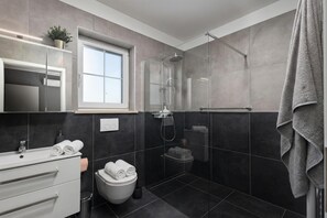 Dusche, Haartrockner, Handtücher