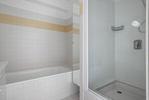 Hair dryer, towels - Blueground | Trocadero, concierge, nr Eiffel Tower (Paris)