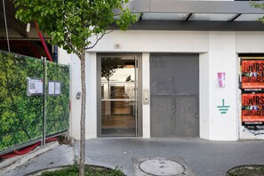 Exterior detail - Blueground | Oberkampf, balcony, nr dining (Paris)