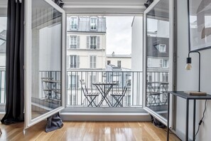 Interior - Blueground | Villiers, elevator, nr shopping (Paris)