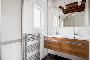 Secador de cabelo, toalhas de banho