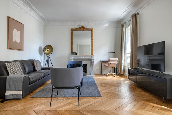 TV, stereo - Blueground | Europe, nr Monceau Park (Paris)