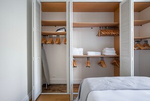3 chambres, fer et planche à repasser, Wi-Fi, draps fournis