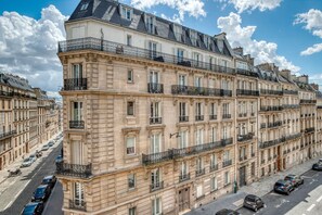 A multi-story building with balconies, a street view, and parked cars. - Blueground | Europe, nr Monceau Park (Paris)