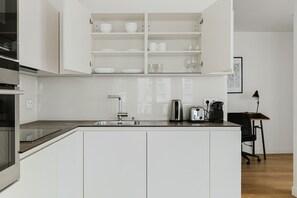 Refrigerador, microondas, horno, placa de cocina