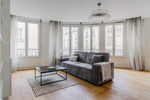 TV, stereo - Blueground | Sentier-Montorgueil, foodie area (Paris)