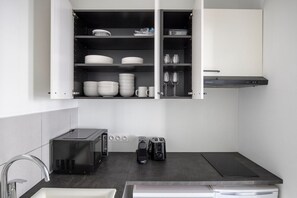 Fridge, microwave, stovetop, dishwasher - Blueground | Le Marais, fully furnished (Paris)