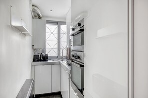 Fridge, microwave, oven, stovetop - Blueground | Europe, nr Gare Saint Lazare (Paris)