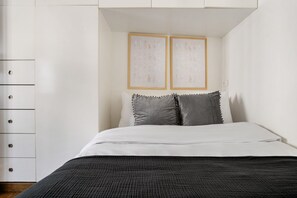 1 bedroom, iron/ironing board, WiFi, bed sheets - Blueground | Europe, nr Gare Saint Lazare (Paris)