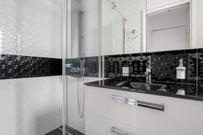 Hair dryer, towels - Blueground | Europe, nr Gare Saint Lazare (Paris)