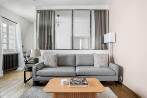 TV, stereo - Blueground | Europe, nr Gare Saint Lazare (Paris)