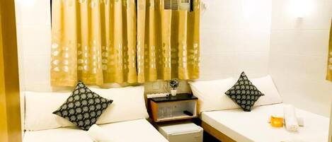 Economy Quadruple Room | Desk, laptop workspace, soundproofing, free WiFi