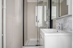 Hair dryer, towels - Blueground | Villiers, nr shops & restaurants (Paris)