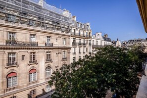Un edificio storico con architettura decorata, caratterizzata da finestre ad arco e balconi ornamentali.