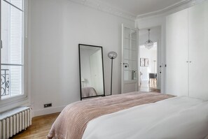 1 bedroom, iron/ironing board, WiFi, bed sheets - Blueground | Passy, nr shopping & dining (Paris)