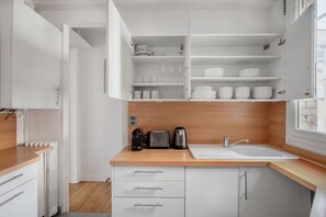 Fridge, microwave, oven, stovetop - Blueground | Passy, nr shopping & dining (Paris)