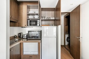 Kylskåp, mikrovågsugn, ugn och spishäll