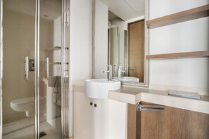 Hair dryer, towels - Blueground | Ternes, nr Arc de Triomphe (Paris)