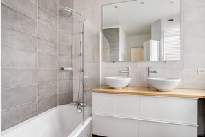 Hair dryer, towels - Blueground | Champs de Mars, nr Invalides (Paris)