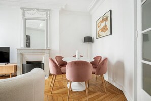 Dining - Blueground | Champs de Mars, nr Invalides (Paris)