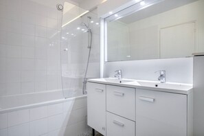Hair dryer, towels - Blueground | Pereire, balcony, nr restaurants (Paris)