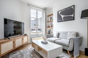 TV, stereo - Blueground | Marais, elev, nr museums & markets (Paris)