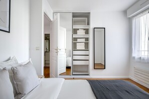 2 bedrooms, iron/ironing board, WiFi, bed sheets - Blueground | Plaisance, elev & balcony, nr shops (Paris)