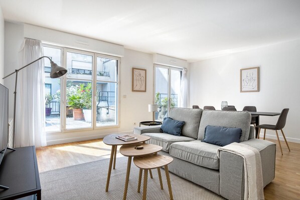 TV, stereo - Blueground | Plaisance, elev & balcony, nr shops (Paris)