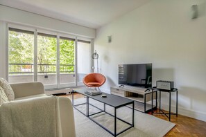 Een televisie en een stereo