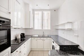 Fridge, microwave, oven, stovetop - Blueground | Odéon, elevator, nr Seine & cathedral (Paris)