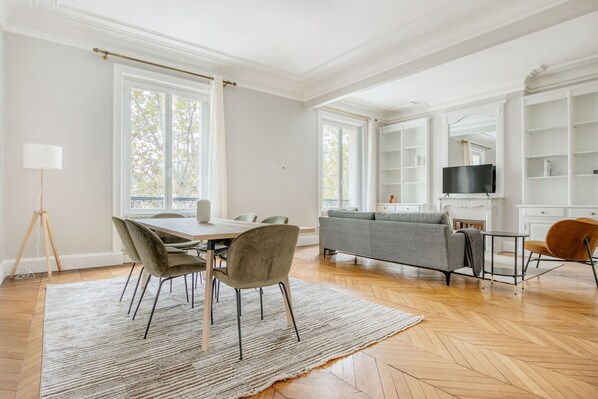 TV, stereo - Blueground | Odéon, elevator, nr Seine & cathedral (Paris)