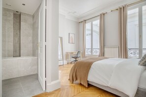 2 bedrooms, iron/ironing board, WiFi, bed sheets - Blueground | Odéon, elevator, nr Seine & cathedral (Paris)