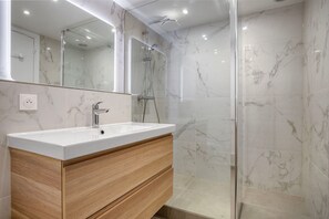 Een haardroger, handdoeken