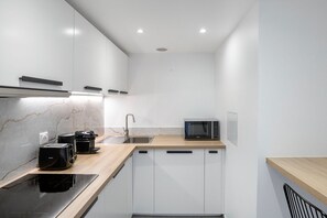 Fridge, microwave, stovetop, cookware/dishes/utensils