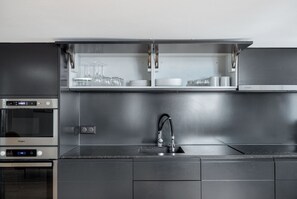 Refrigerador, microondas, horno, placa de cocina