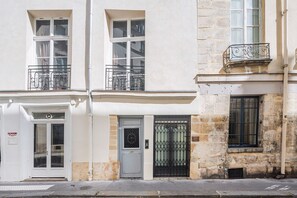 تفاصيل الفندق من الخارج