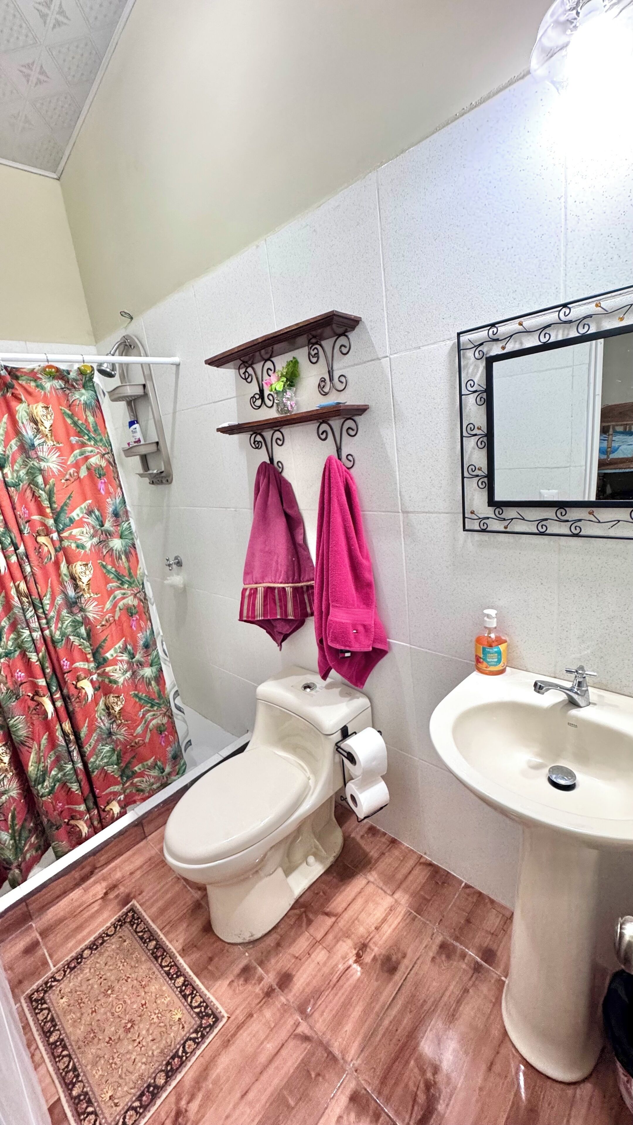Habitación, patio, vista al jardín | Baño