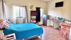Studio, patio, vue sur la piscine | Accès au Wi-Fi (inclus)