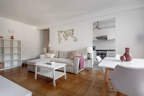 TV, stereo - Blueground | Ternes, nr foodie & family area (Paris)