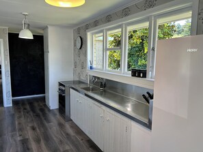 Private kitchen - Holiday Home Close to the Lake (Te Anau)