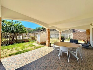 Outdoor dining - "Belvedere Apartments" (Bari Sardo)