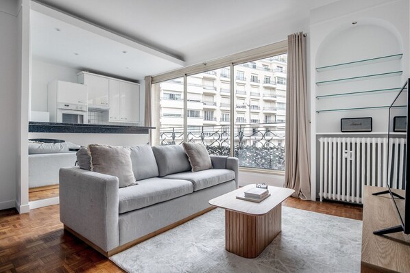 TV, stereo - Blueground | Trocadero, fully furnished (Paris)