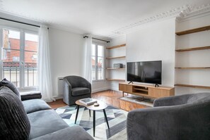 TV, stereo - Blueground | Grands Boulevard, balcony, nr dining (Paris)