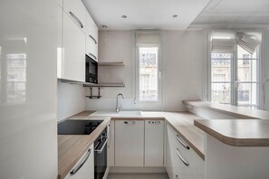 Een koelkast, een microgolfoven, een oven, een kookplaat