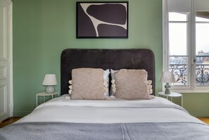 2 عدّة غرف نوم ومكواة/لوح كي وواي فاي وملاءات أسرّة