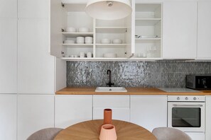 Fridge, microwave, oven, stovetop