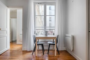 Dining - Blueground | Auteuil, concierge, nr Seine & dining (Paris)