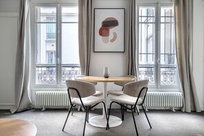 Dining - Blueground | Champs de Mars, nr eiffel tower (Paris)