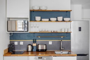 Fridge, microwave, oven, stovetop - Blueground | Arc de Triomphe, fully furnished (Paris)