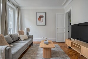 TV, stereo - Blueground | Arc de Triomphe, elev nr attractions (Paris)